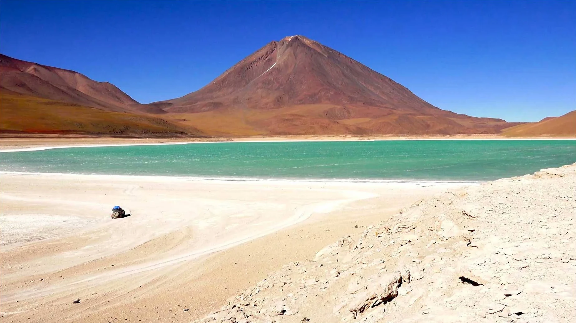 Lagune turquoise au pied d’un volcan, dans le Sud Lipez, en Bolivie — image du film « Bolivie — Cultures et Traditions » de Bernard Bruel.