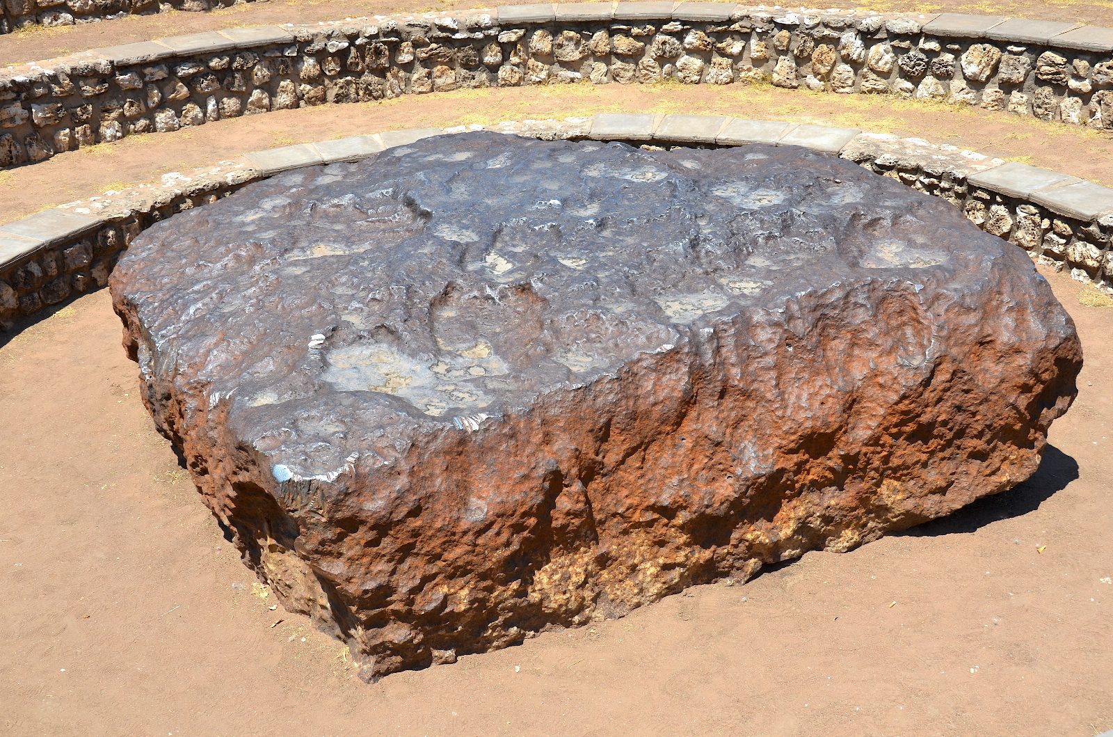 La météorite d’Hoba, bloc de fer de 60 tonnes posé au sol près de Grootfontein, en Namibie.