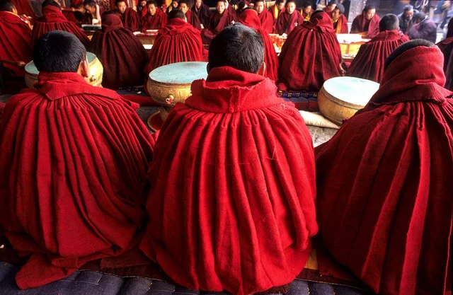 Tibet, lamas en prière © Jamel Balhi