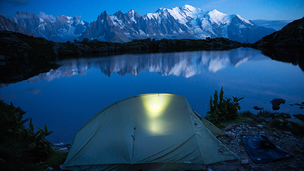 Bivouac face aux sommets alpins