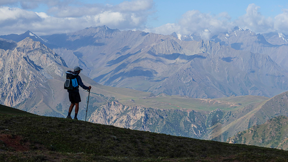 Marche sur les hauteurs des Alpes