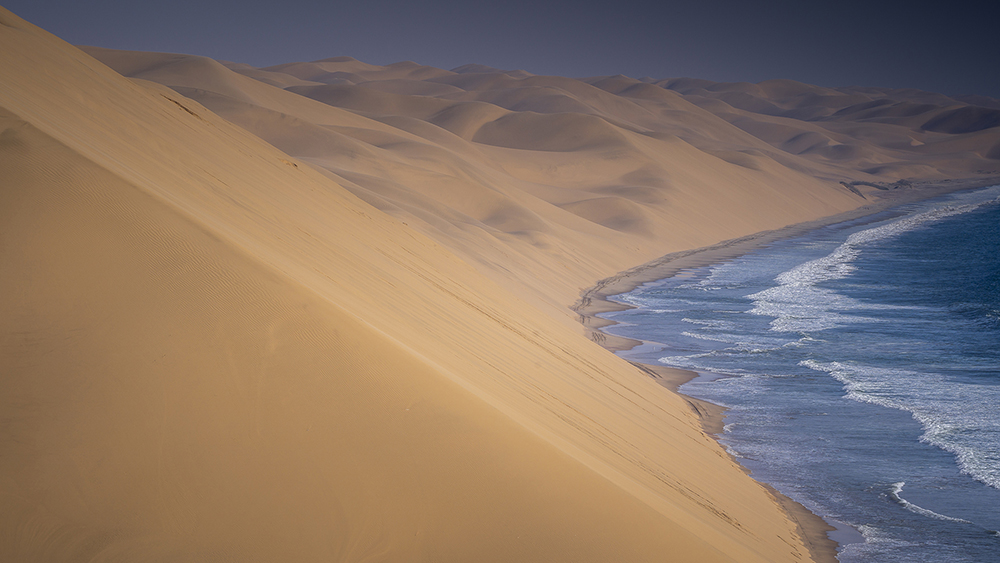 Les dunes de Namibie rencontrent l’océan Atlantique
