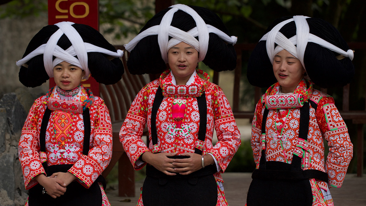 Femmes Miao aux longues cornes
